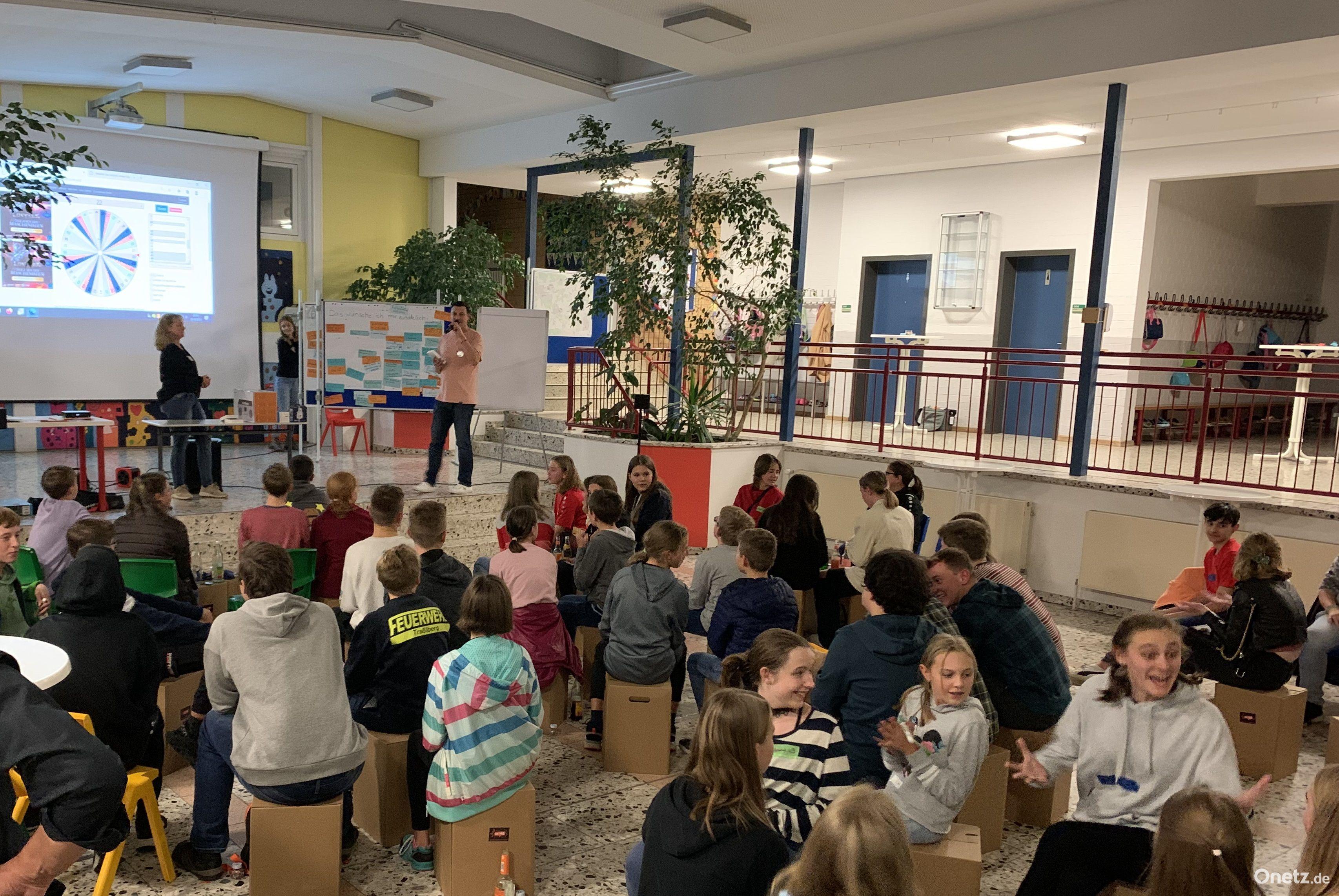 Mehr als 60 Jugendliche waren gekommen und nutzen ihre Chance, die Zukunft Poppenrichts aktiv mitzugestalten. Bild: Katja Stiegler/exb