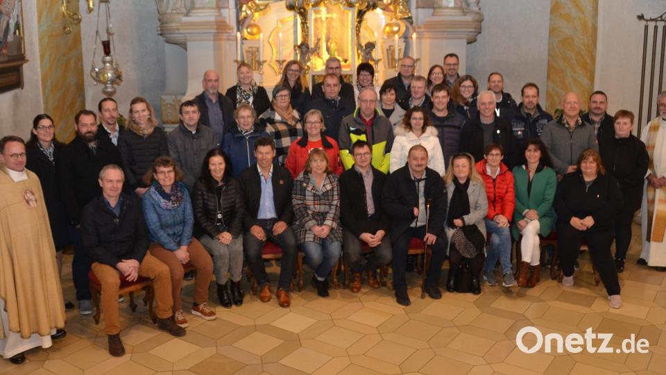 Der Pressather Stadtpfarrer Edmund Prechtl (rechts) und Dekan Alexander Hösl (links) zelebrieren den Ehejubiläumsgottesdienst in der Stadtpfarrkirche. Hinter diesen 20 Ehepaaren liegen 25, 20 oder zehn Jahre, die sie im Gleichschritt meisterten. Bild: dob