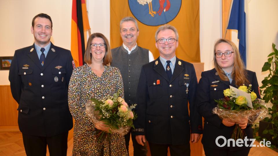 Peter Grosser (Zweiter von rechts) ist neuer Ehrenvorsitzenden der Feuerwehr und bekommt das Vereinsehrenabzeichen in Gold. Verena Kunz (rechts) freut sich über das Ehrenabzeichen in Silber. Grossers Ehefrau Michaela (Zweite von links) unterstützt ihren Ehemann in all den Jahren. Stellvertretender Vorsitzender Sören Meckl (links) und Bürgermeister Andreas Wutzlhofer (Mitte) würdigen die beiden Feuerwehrleute. Bild: dob