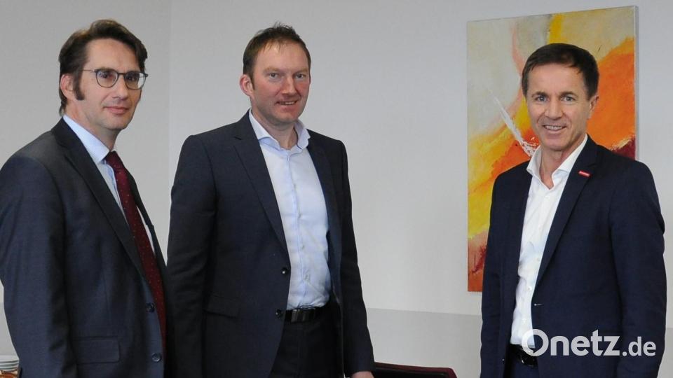 Ralf Kohl, Bereichsleiter Berufliche Ausbildung der IHK Regensburg für Oberpfalz/Kelheim,
Bernhard Lang, Geschäftsführer Operativ der Agentur für Arbeit Schwandorf, und 
Hans Schmidt, stellvertretender Hauptgeschäftsführer der Handwerkskammer Niederbayern-Oberpfalz, blickten auf die Ausbildungssituation im Agentur-Bezirk Schwandorf zurück. Bild: Seitz-Dobler/exb