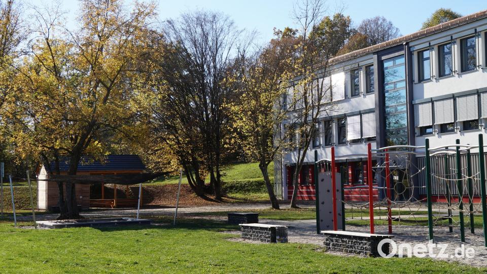 Die sanierte Teunzer Grundschule bietet mit Klettergerüst, Sandkasten und Gartenhäuschen auch im Freien verschiedene Möglichkeiten zum Bewegen und Spielen an. Bild: wel