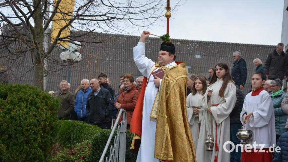 Kaplan Daniel Schmid bei der Pferdesegnung in Leonberg. Bild: jr