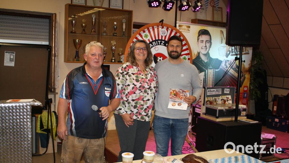 Als Hauptgewinn gibt es bei der Trabitzer "Schlachtschüssel" des Spielvereinigungs-Förderkreises heuer einen 150-Euro-Gutschein der lokalen Metzgerei. Förderkreis-Vorsitzender Hans-Werner Strehl (von links) und Glücksfee Bürgermeisterin Carmen Pepiuk gratulieren Sieger Berthold Lautner aus Kulmain. Bild: bjp