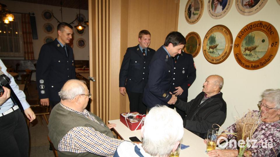 Seit 73 Jahren ist Anton Hey bei der Burkhardsreuther Feuerwehr. Ihm gratulierten (von links) Adjutant Sebastian Bayer, Vorsitzender Johannes Schwemmer und Kommandant Stefan Groß sowie (verdeckt) zweiter Vorsitzender Lukas Schuberth. Bild: bjp