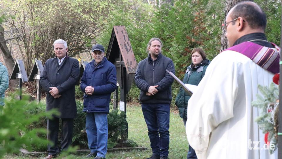 Gut besucht war der Gräbergang in den alten Friedhöfen von Haag und Langenbruck im Gebiet des Truppenübungsplatzes Grafenwöhr. Bild: Ertl, Willi