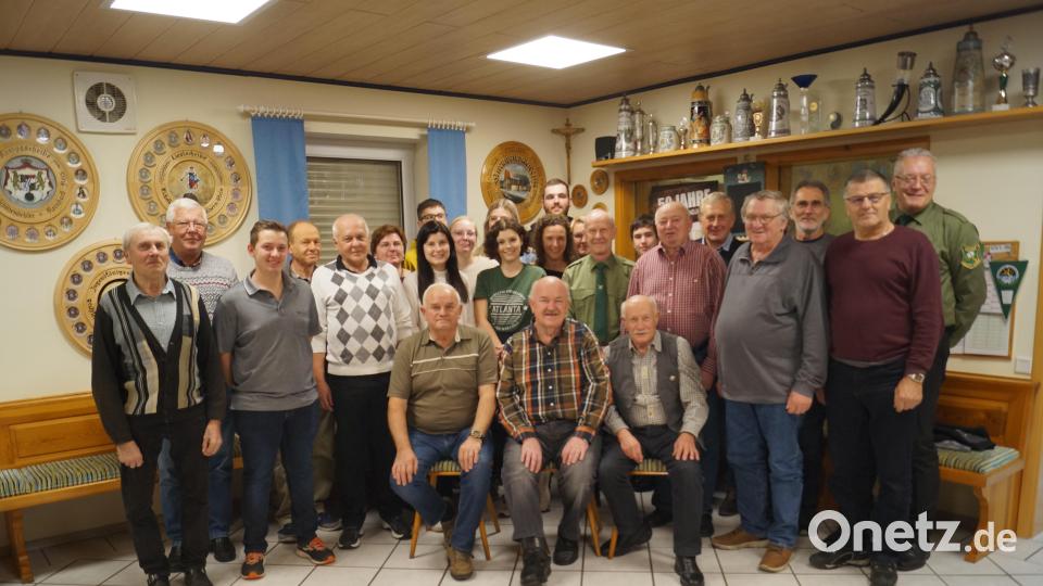 Viele Mitglieder wurden für ihre langjährige Treue zum Verein ausgezeichnet. Bild: Schlosser/exb