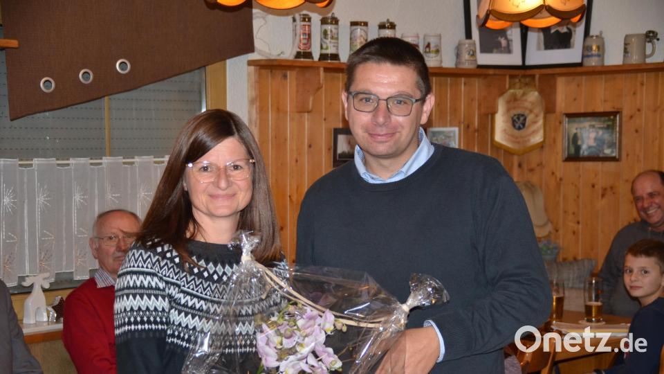 Mit einem Blumengeschenk dankte der neugewählte Vorsitzende Michael Sticht seiner Vorgängerin Claudia Christl für ihr langjähriges Ehrenamt Bild: ak