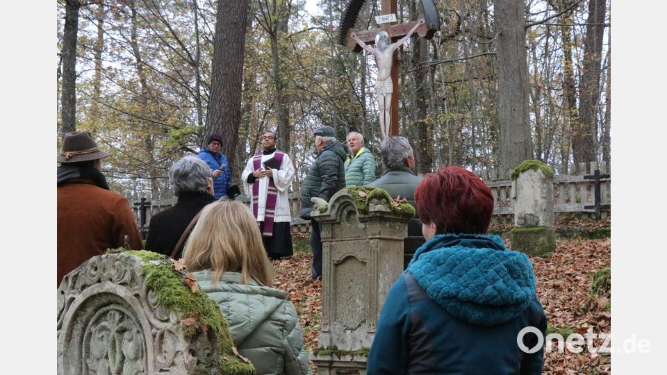 Gut besucht war der Gräbergang in den alten Friedhöfen von Haag und Langenbruck im Gebiet des Truppenübungsplatzes Grafenwöhr. Bild: Ertl, Willi
