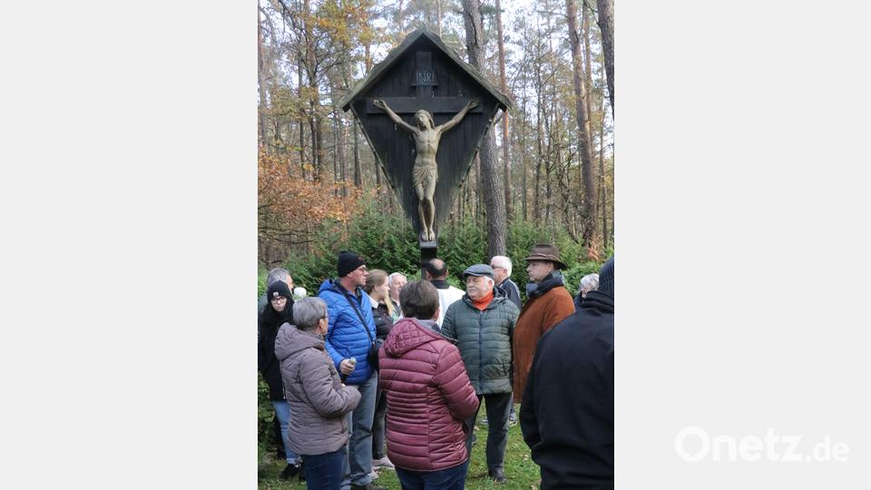 Gut besucht war der Gräbergang in den alten Friedhöfen von Haag und Langenbruck im Gebiet des Truppenübungsplatzes Grafenwöhr. Bild: Ertl, Willi