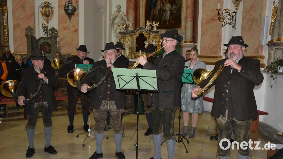 Neun Waldsassener Jagdhornbläser gestalteten die Hubertusmesse in der Kappl musikalisch. Am Ende gab es dankbaren Beifall für die Bläser. Bild: jr