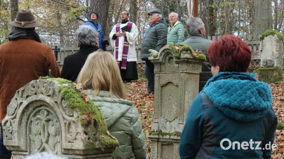 Gut besucht war der Gräbergang in den alten Friedhöfen von Haag und Langenbruck im Gebiet des Truppenübungsplatzes Grafenwöhr. Bild: Ertl, Willi