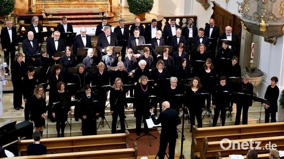 Der Chor Mixtura Cantorum ist ebenfalls beim Abschiedskonzert von Chorleiter Karl Heinz Malzer dabei. Bild: Tobias Kerscher/exb