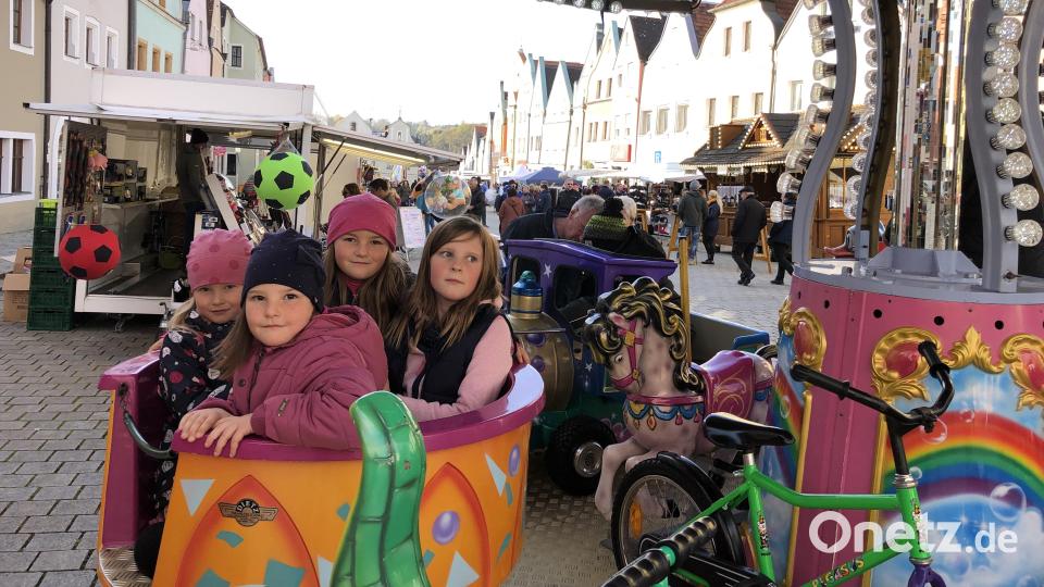 Die Fahrt im Kinderkarussell macht auch beim Kirwamarkt in Neustadt/WN Spaß. Bild: krb