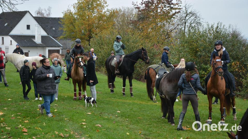 Viele Reiterfreunde waren mit ihren Pferden nach Leonberg gekommen und warteten im Pfarrgarten auf die Segnung durch Kaplan Daniel Schmid. Bild: jr