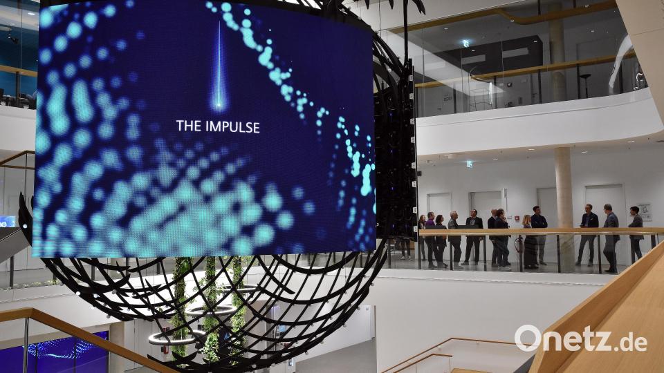 Ein Dutzend Fachjournalisten und Analysten bekamen am Montag eine Führung durch &quot;The Impulse&quot; und das Elektronikwerk. Bild: Stephan Huber