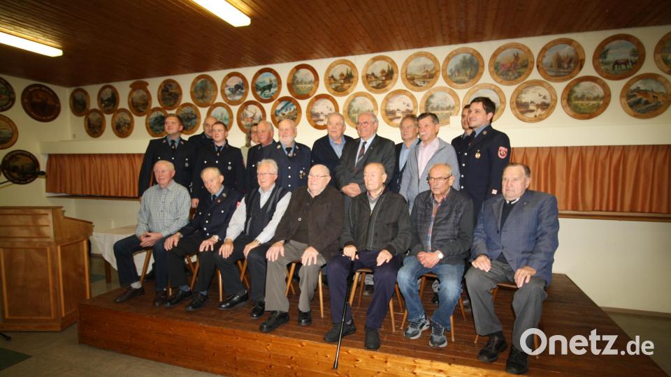 61 langjährige Mitglieder ehrte die Burkhardsreuther Feuerwehr beim Kameradschaftsabend. Seit 73 Jahren dabei ist Anton Hey (sitzend Dritter von rechts). Stehend: links Vorsitzender Johannes Schwemmer, Dritter von links Vizevorsitzender Lukas Schuberth, Vierte von links Bürgermeisterin Carmen Pepiuk, von rechts Kommandant Stefan Groß und Adjutant Sebastian Bayer. Bild: bjp