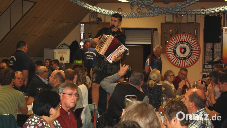 Der 17-jährige Marcel Benker unterhält die rund 160 Gäste beim Schlachtschüssel-Festabend mit Glücksrad im Trabitzer Sportheimsaal. Bild: bjp