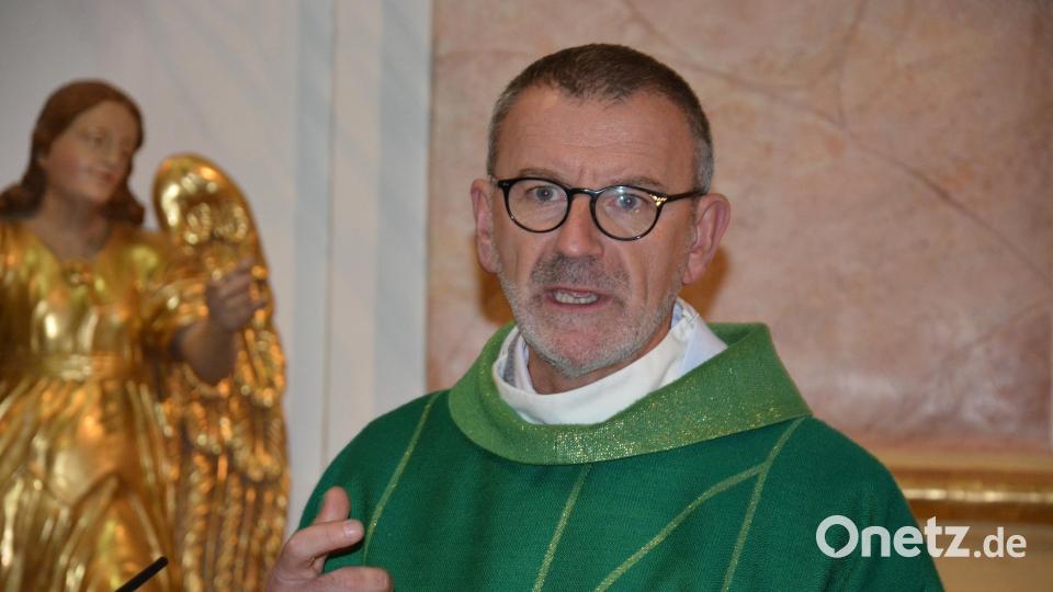 „Es ist wichtig, dass der Mensch nach dem Guten sucht und verantwortungsvoll auf die Jagd geht.“ (Stadtpfarrer Dr. Thomas Vogl in seiner Predigt zur Hubertusmesse) Bild: jr