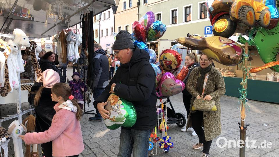 Die Familien schlendern gern gemütlich über den Kirwamarkt in Neustadt/WN und sehen sich das Angebot an. Bild: krb