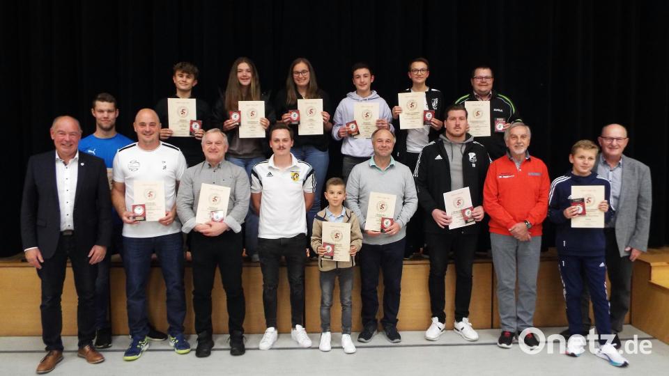 Die Vertreter der erfolgreichen Mannschaften dürfen vortreten und sich die Medaillen abholen. Bild: e