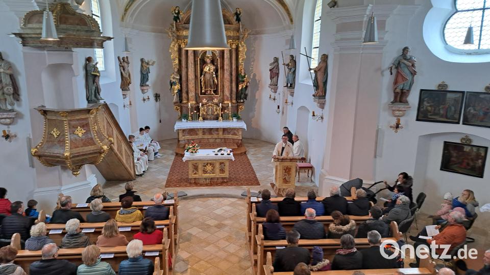 Vollbesetzt war die Jakobuskirche beim Festgottesdienst. Gefeiert wurde auch das 900. Jubiläum der Ortschaft Marchaney. Bild: Matthias Schmidkonz