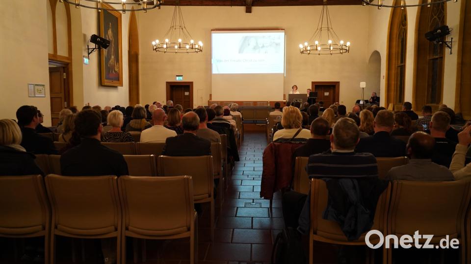 Pia Sommer vom Bistum Eichstätt bei ihrem Vortrag im großen Rathaussaal. Bild: Regina Probst