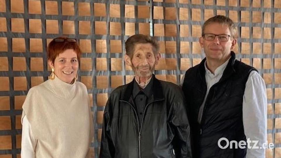 Seit 50 Jahren arbeitet Erwin Gruber beim Bauunternehmen Steininger. Michaela und Siegfried Dettmann dankten ihm für seine Treue. Bild: Ingrid Meier/exb
