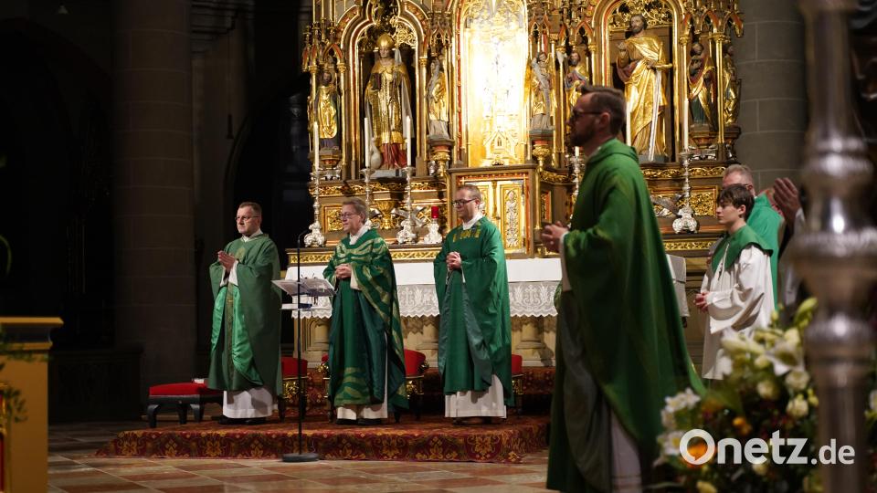 Pfarrer Markus Brunner (von links), Dekan Christian Schulz und Stadtpfarrer/Prodekan Thomas Helm (Hausherr und Gastgeber) beim Dekanatsjahrtag. Bild: Regina Probst