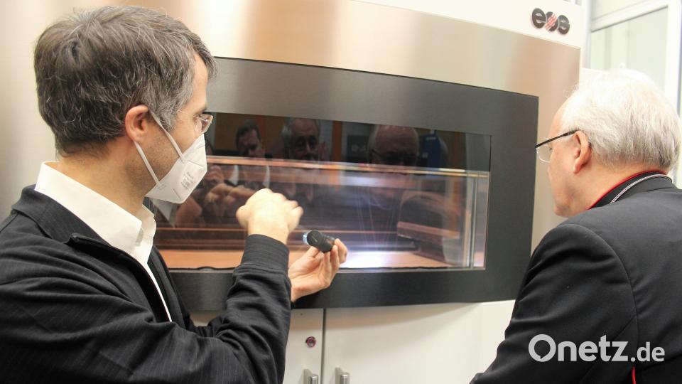 Bischof Rudolf Voderholzer konnte auch mitverfolgen, welchen Stellenwert mittlerweile der 3-D-Druck hat. Bild: stg