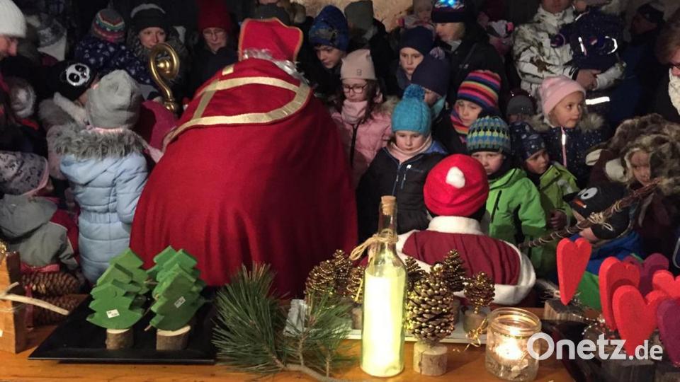 Um das Jahr ausklingen zu lassen, wird am 9. Dezember ein Nikolausabend im Bereich der beiden Kirchen stattfinden. Im Bild der Nikolausabend im Jahr 2019 Archivbild: Dorfgemeinschaft Schönkirch/exb