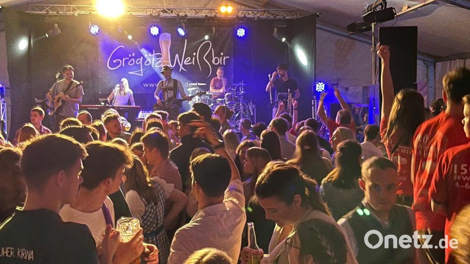 Zeitweise wurde es im Festzelt eng, als am Freitag und Samstag Bands aufspielten und für Stimmung sorgten. Bild: mh