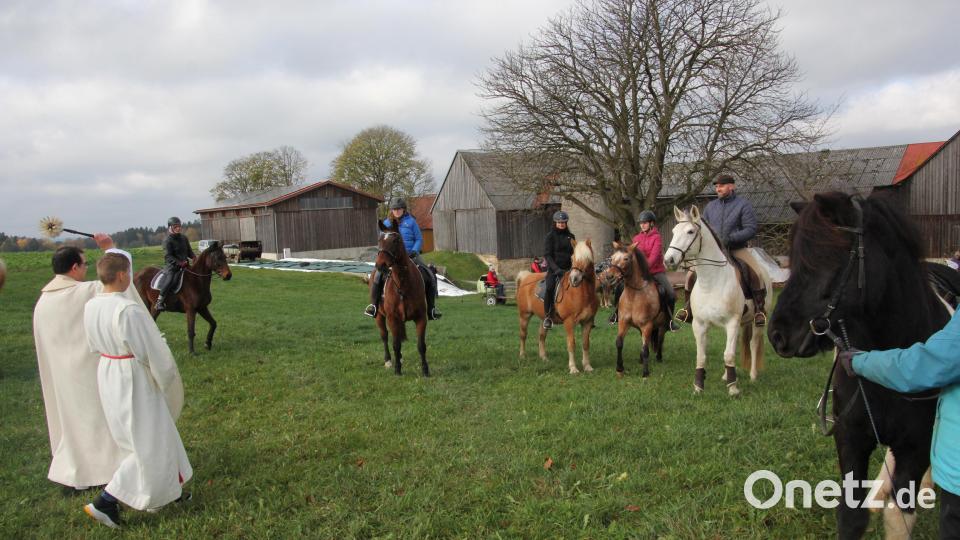 Abschließender Höhepunkt des Gottesdienstes war die traditionelle Pferdesegnung durch Pfarrer Konrad Amschl im Freien neben der Kirche. Bild: kro