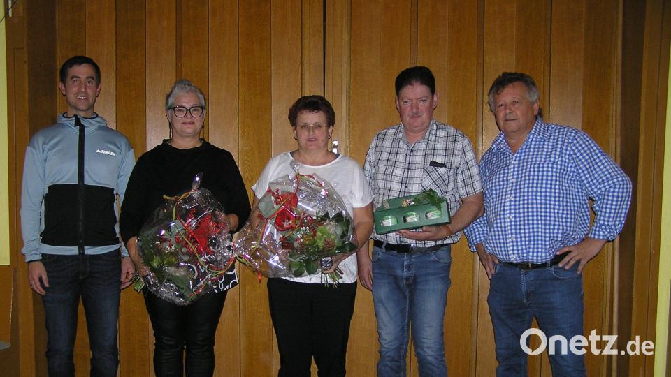 Peter Bauer (rechts) und Tennis-Abteilungsleiter Peter Fachtan (von links) überreichten an die „Zuschauer des Jahres“ Heidi Philipp sowie Karin und Georg Schraml Präsente. Bild: öt