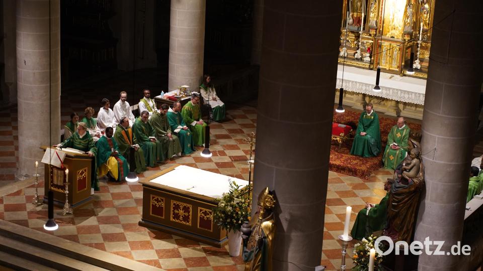 Dekan Christian Schulz bei der Predigt verfolgt von den Seelsorgern und Seelsorgerinnen des Dekanats und den Ministranten. Bild: Regina Probst