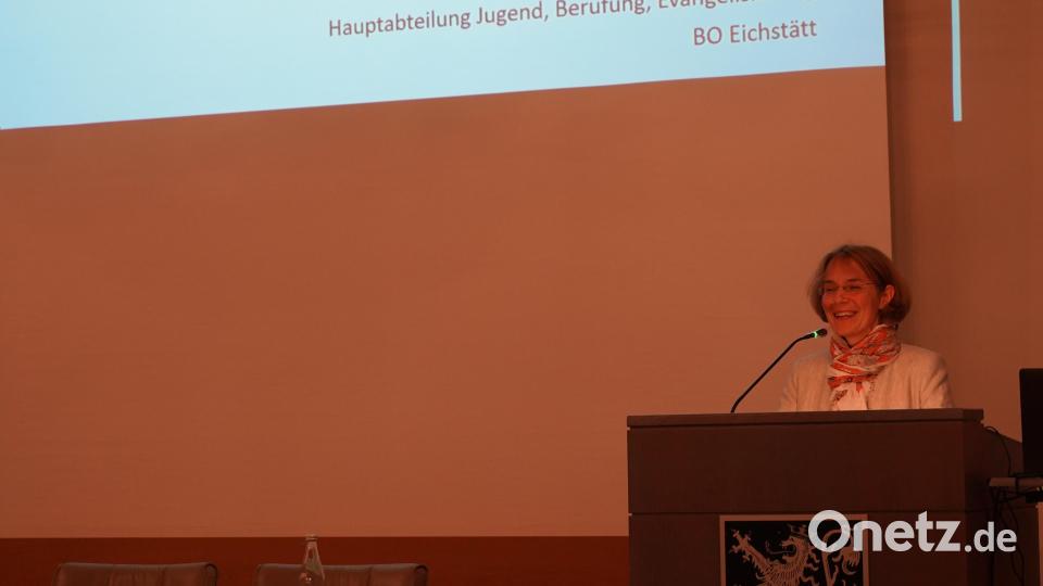 Pia Sommer vom Bistum Eichstätt bei ihrem Vortrag im großen Rathaussaal. Bild: Regina Probst