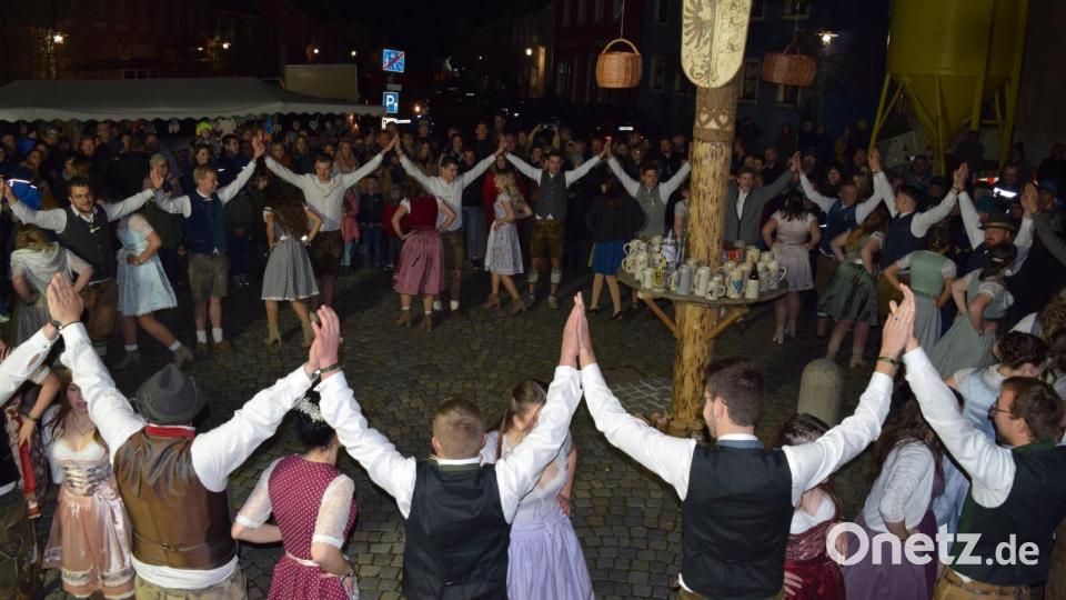Viele Zuschauer verfolgten das Austanzen des Kirwabaumes auf dem Markplatz. Die Kirwapaare hatten wochenlang dafür geprobt. Bild: Enrico März /exb