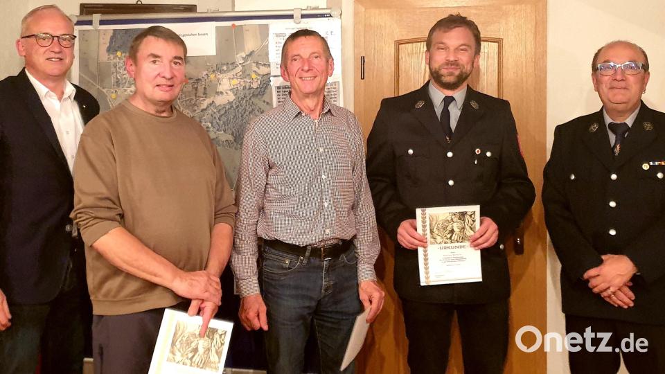 Drei langjährige Mitglieder werden ausgezeichnet (von links): Bürgermeister Bernhard Lindner, Jürgen Fröhlich, Heribert Urbanek, Stefan Dotzler, Vorsitzender Bernhard Ehbauer. Bild: Tanja Götz/exb