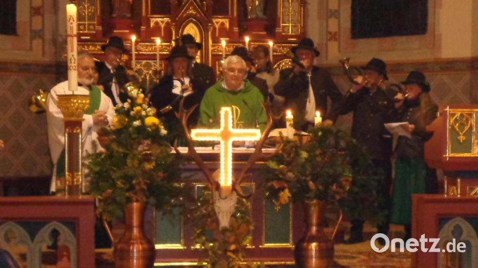 Die Hubertusmesse in der Expositurkirche in Kulz gestalteten Pfarrer Eugen Wismeth (Mitte), Diakon Ulrich Wabra (links) und die Jagdhornbläser. Bild: amö