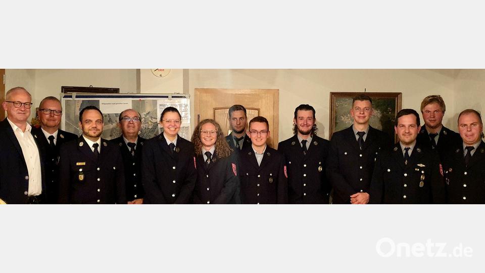 Aktive der Feuerwehr Mimbach-Mausdorf erhalten Leistungsabzeichen (von links): Bürgermeister Bernhard Lindner, Kreisbrandinspektor Christof Strobl, Kreisbrandmeister Michael Iberer, Vorsitzender Bernhard Ehbauer, Verena Dietrich, Melina Seifert, Lukas Ehbauer, Thomas Freimuth, Markus Dobmeier, Johannes Dietrich, Kommandant Sebastian Mattner, Marco Götz und Zweiter Kommandant Christopher Richter. Bild: Tanja Götz/exb