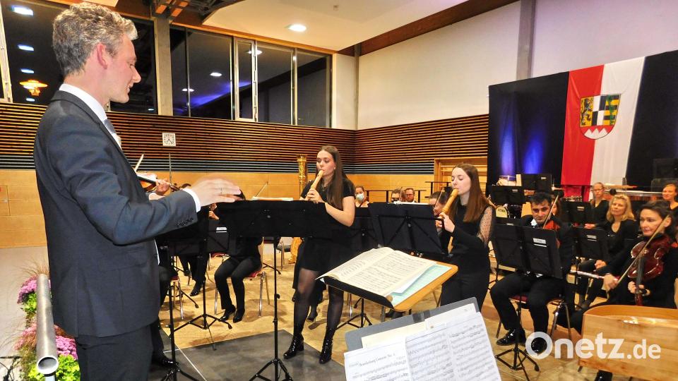 Theresa Härtl-Müller und Lilly Rödel (Mitte) auf Blockflöten bestritten mit Dirigent Michael Falk (links) den Auftakt zum Konzertabend. Bild: whü