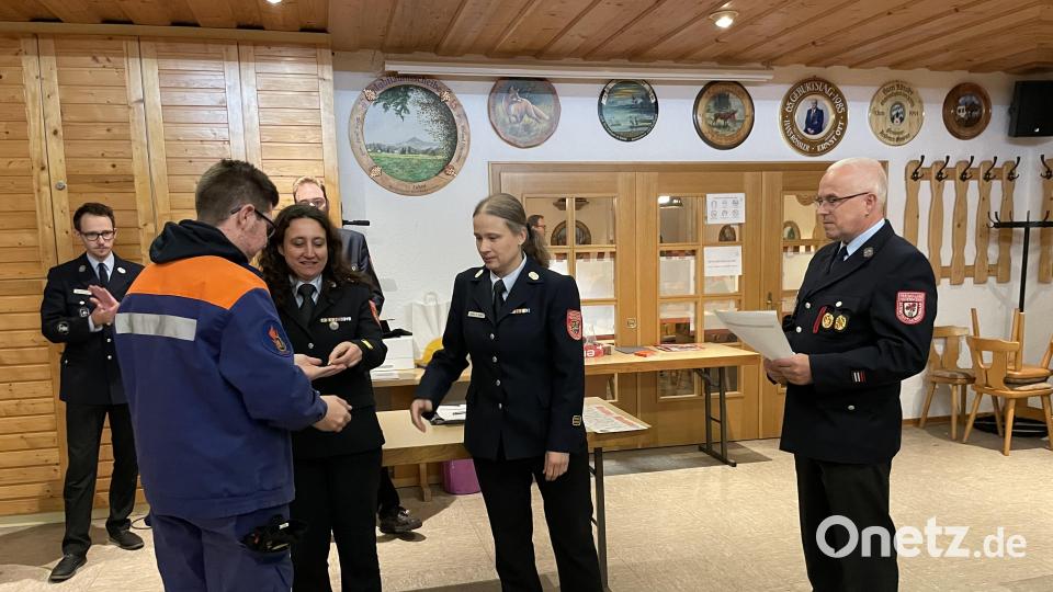 Eine Auszeichnung erhält Jakob Ponath von der Jugendfeuerwehr Altenstadt. Bild: adj