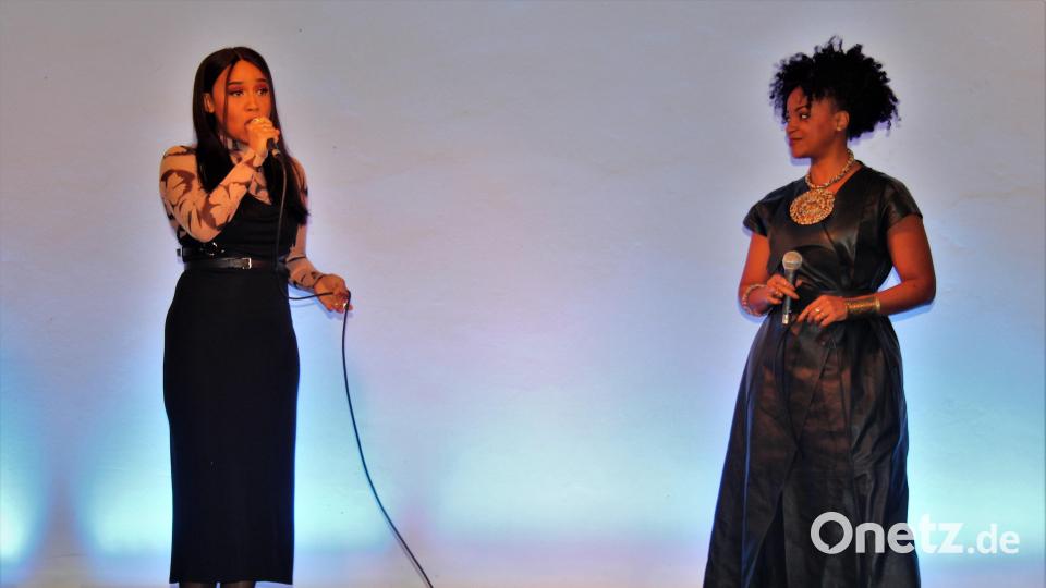 Denise Lucia Aquino (l.) und Zodwa Selele: Zu zweit stimmten die „alte“ und die „neue" Deloris den Song „Fabelhaft Baby!“ aus dem Musical "Sister Act" an. Bild: stg