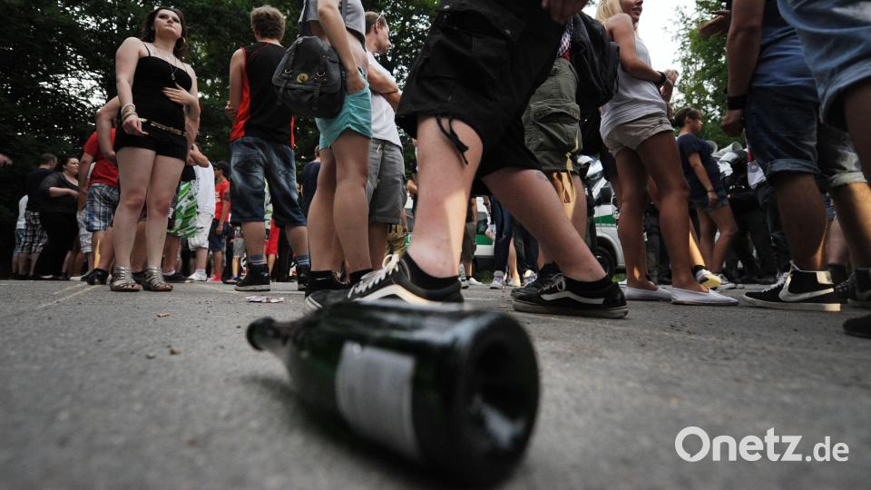 Wenn größere Mengen von Jugendlichen geballt an einem bestimmten Platz auftreten, sind Müll, Lärm, Vandalismus und Pöbeleien oft die Begleiterscheinung. Diese Erfahrung machte Amberg im Sommer mit dem Maltesergarten. Symbolbild: Franziska Kraufmann/dpa
