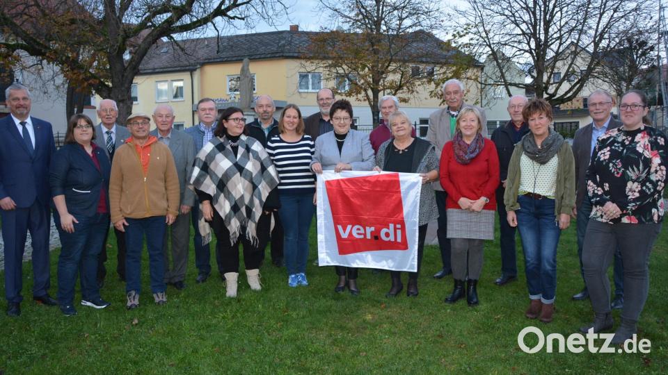 Die Gewerkschaft Verdi dankte vielen Mitgliedern für ihre langjährige Treue. Dazu gratulierten Mit im Bild (von links) DGB-Regionssekretär Peter Hofmann und Festrednerin Eva Bösl sowie (von rechts) Verdi-Vorsitzende Verena Franz und Bürgermeister Max Bindl. Bild: jr