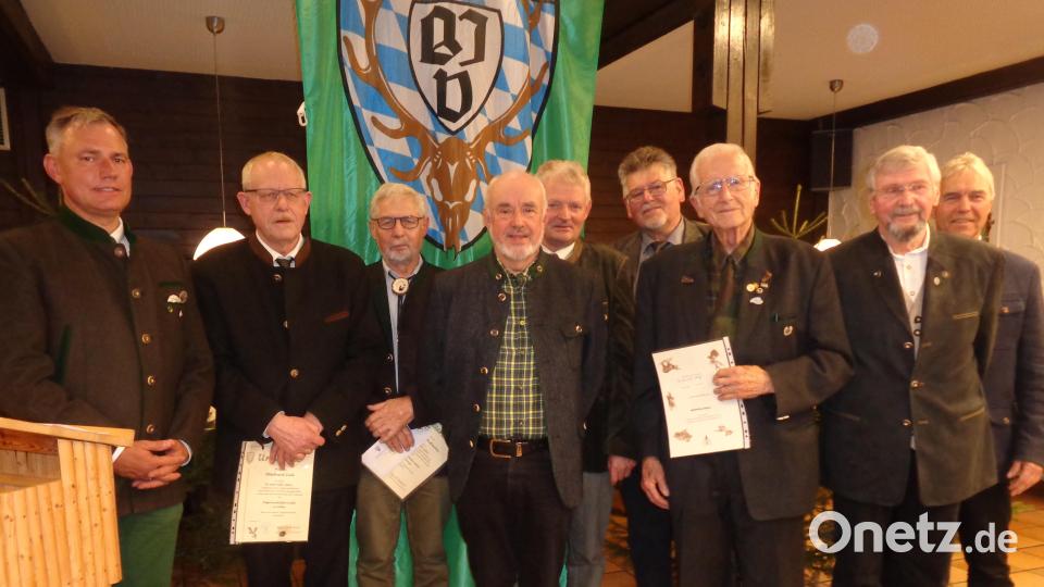 Seit Jahrzehnten bilden sie Jungjäger aus: Vorsitzender Jürgen Donhauser (links) ehrte Franz Sedlmeier, Reinhard Reck, Herbert Krauthan, Alfred Bauer, Reinhold Dietl, Hubert Meier, Günther Hoffmann und Ekkehard Zink (von rechts). Bild: amö