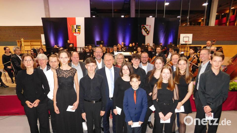 Die Preisträger Sina Martens, André Weiss, Jule Wiertelorz, Oskar Bense, Luka Storozhenko, Isolda Schlotter, Theresa Härtl-Müller, Lilly Rödel und Jonas Appelfeller (vorne von links) im Kreise der Ehrengäste mit Bezirkstagspräsident Henry Schramm an der Spitze (Achter von links). Bild: whü