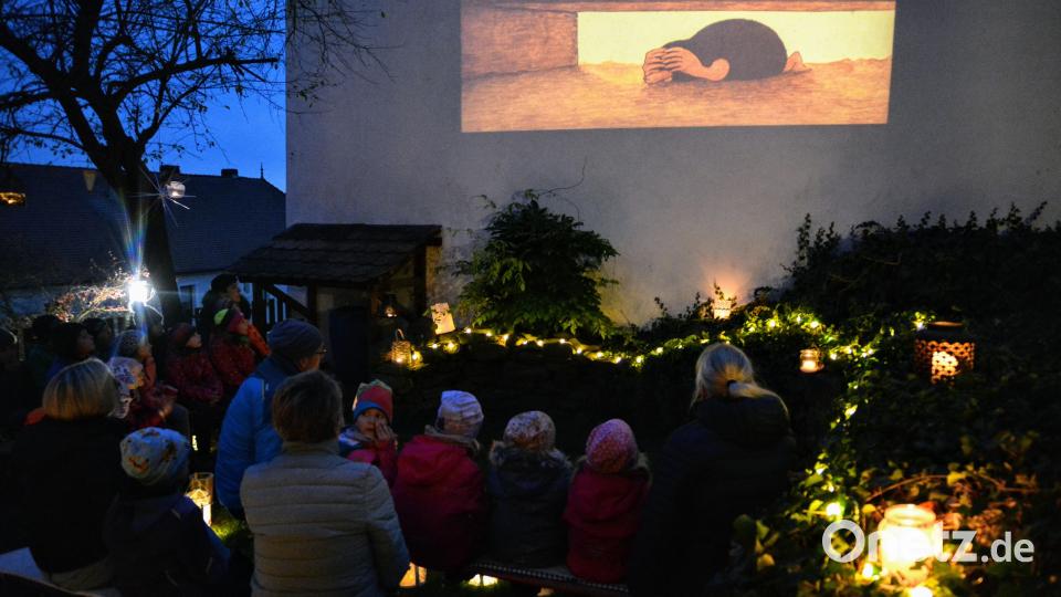 Eine besondere Lesestunde bietet das Team der Ehenfelder Pfarrbücherei im Pfarrgarten an. Bild: fdl