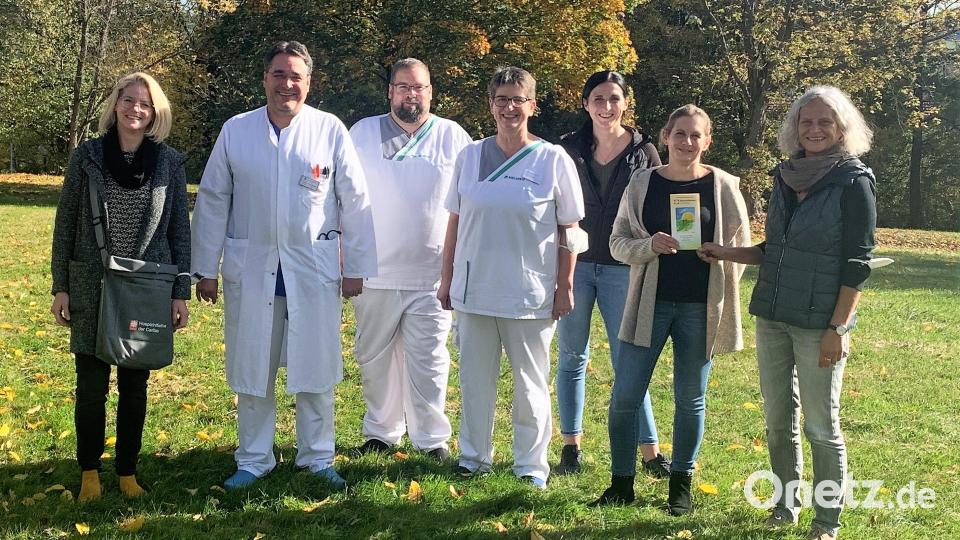 Die Kooperation zwischen Klinik und Hospizinitiative begründeten (von links) Sonja Dirscherl, Dr. Christian Glöckner, Ronny Lachmann, Andrea Schinner, Veronika Rudolf, Katja Koller und Manuela Singer-Bartos. Bild: Doris Kölbl/exb