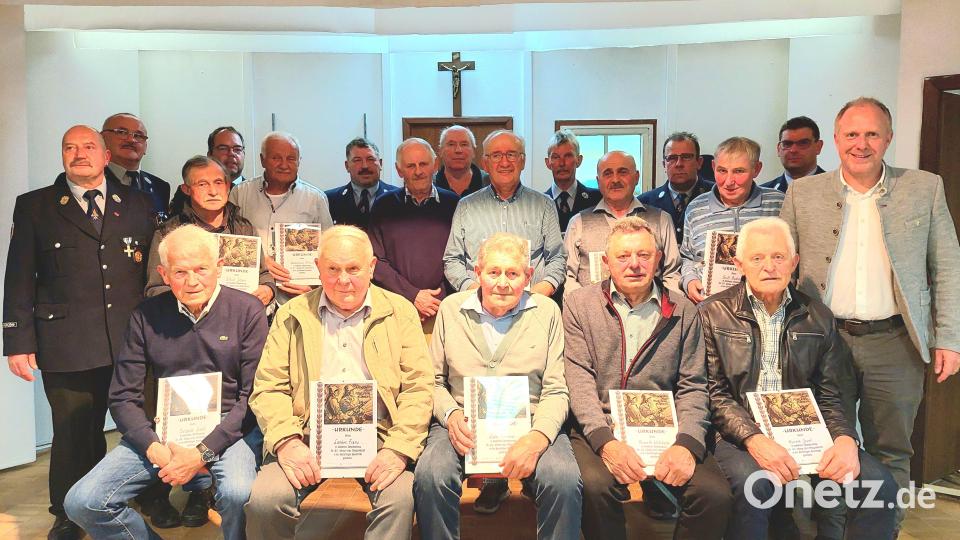 Für 50 und 60 Jahre Treue ehrt die Feuerwehr Kemnath zahlreiche Mitglieder. Bild: e