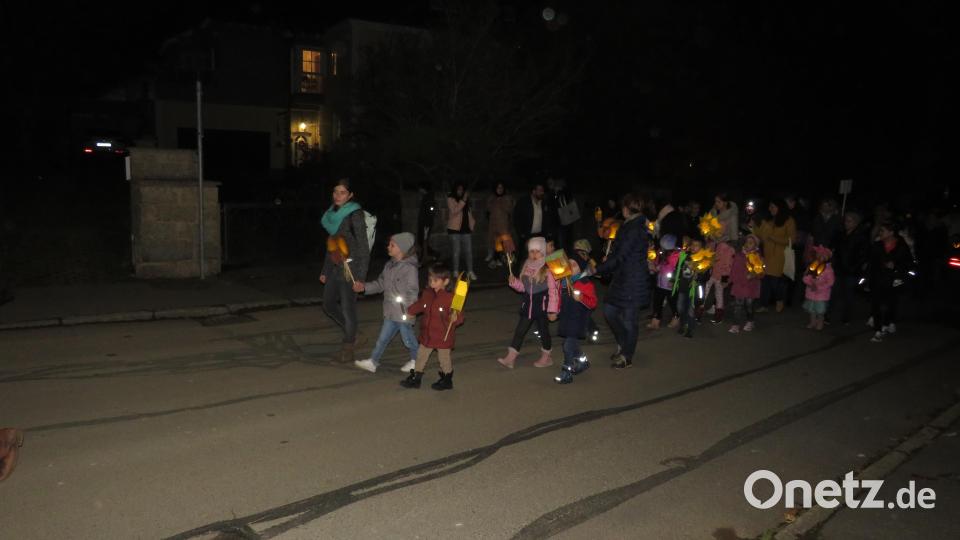 Mit Ihren Laternen zogen die KInder durch die Straßne Bild: adj